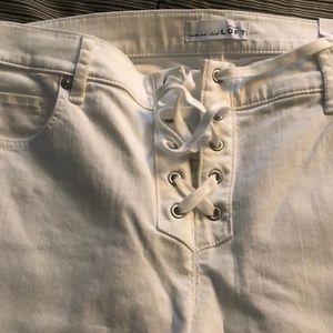 Really cute white crop jeans!!